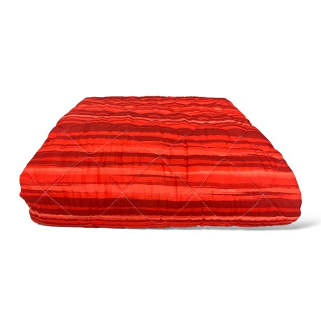 Rote gesteppte Tagesdecke