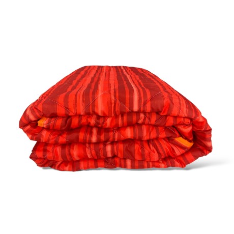 Rote gesteppte Tagesdecke