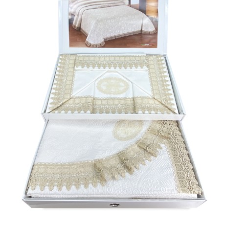 Laken und Tagesdecke mit ecrufarbener Makramee-Spitze, ideal als Brautgeschenk