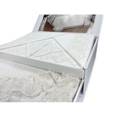 Koffer, Laken und Tagesdecke mit Spitze, Brautidee