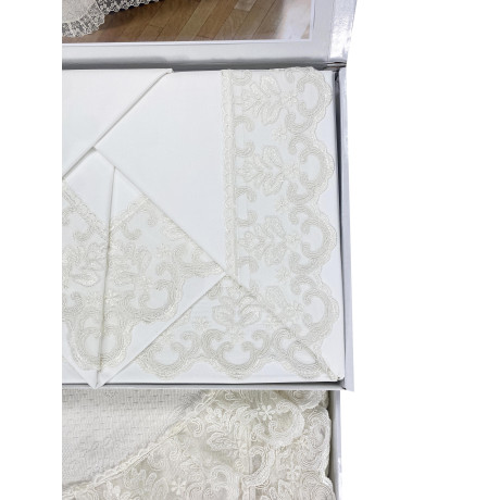 Koffer, Laken und Tagesdecke mit Spitze, Brautidee