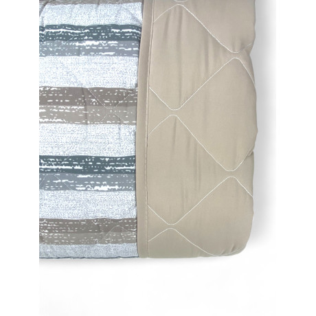 Lightweight quilt with solid beige border and diamond quilting