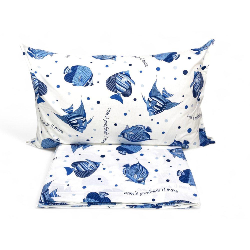Completo letto “Com’è Profondo il Mare” con stampa pesci blu su fondo bianco Completo letto “Com’è Profondo il Mare” con stampa pesci blu su fondo bianco
