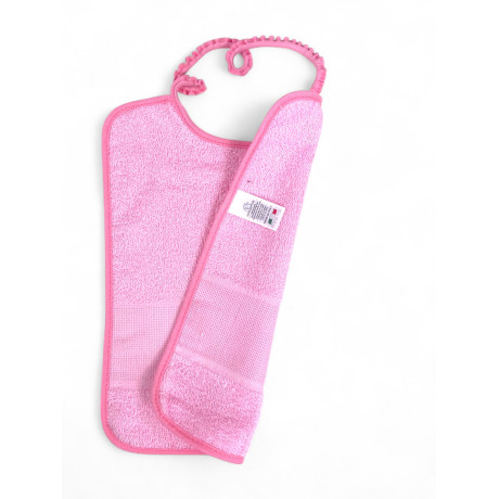 Étiquette Made in Italy sur le bavoir rose en éponge absorbante