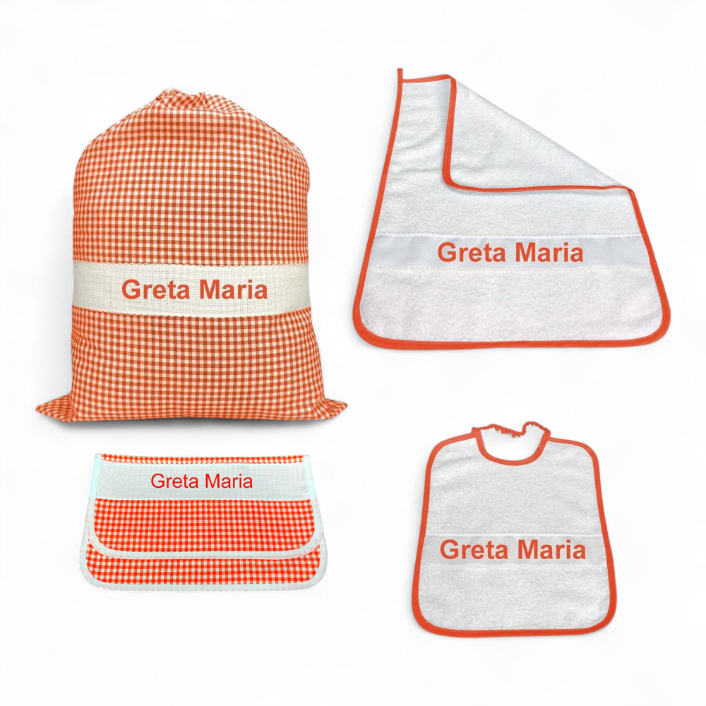Set asilo 4 pezzi con nome ricamato – bustina, sacco, bavaglino e asciugamano Set asilo 4 pezzi con nome ricamato – bustina, sacco, bavaglino e asciugamano