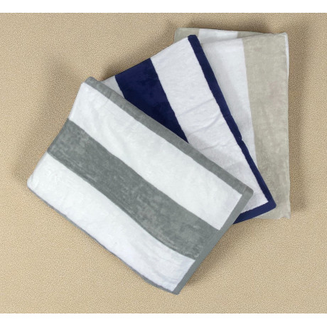 Serviette de plage pliée en jacquard rayé gris, bord garni