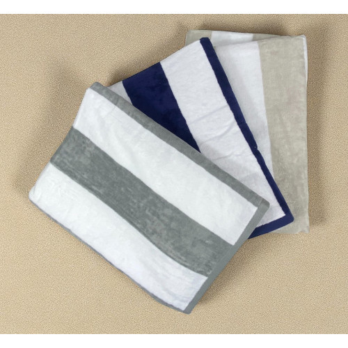 Serviette de plage pliée en jacquard rayé gris, bord garni
