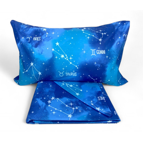 Funda nórdica azul "Sleep Time" con signos del zodiaco en la cama