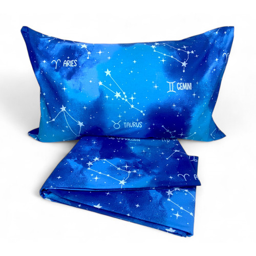 Blaue Bettwäsche mit mystischen Sternzeichen auf dem Bett – italienische Baumwolle