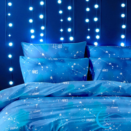 Detalle de funda de almohada con símbolos de Aries y Géminis – diseño astrológico