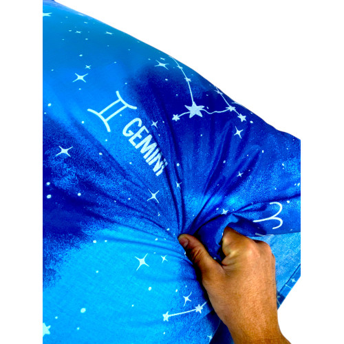 Tessuto in cotone 100% blu con costellazioni e segni mistici